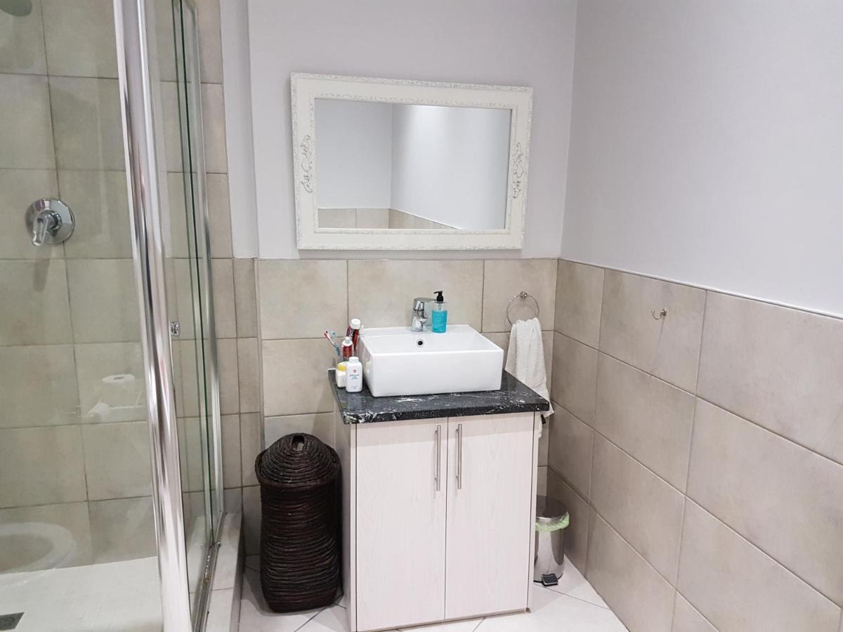 Modern, Centrally Located Dorp Street Apartment Stellenbosch Bagian luar foto
